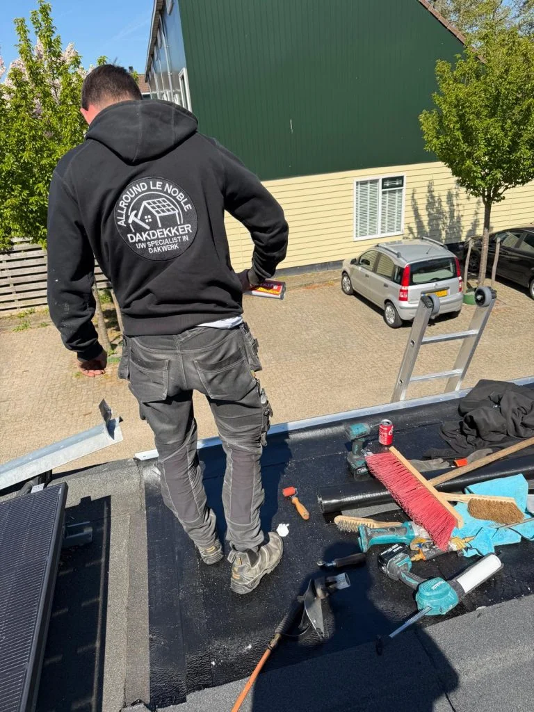 Dakdekker aan het werk op een woning in Valkenburg