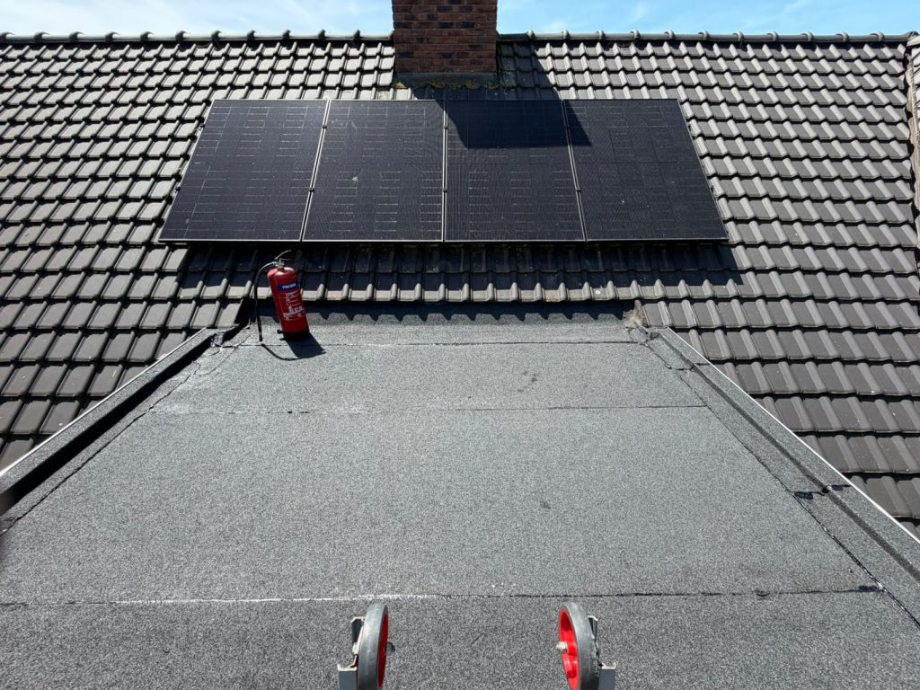 Dakkapel renovatie in Oegstgeest met nieuw underlayment dakbeschot en nieuwe bitumen onderlaag en toplaag.